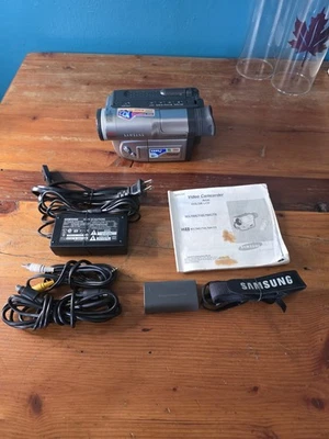 Samsung SC-L700 Hi-8 Analog Camcorder - Image 1 of 4