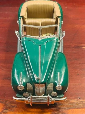 1941 Signature Models Packard Darrin Convertible Diecast Car - Image 1 of 4