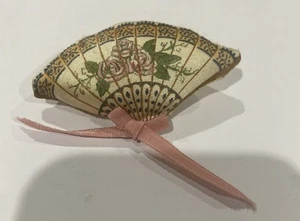 Spilla Spilla Vintage 1982 Avon "SACHET FAN" Profumata Cuscino-Tessuto Morbido - Foto 1 di 4