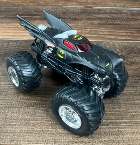 Batman Hot Wheels Monster Jam Truck 2 Time Racing Champion 1:64 Batmobile - Foto 1 di 10