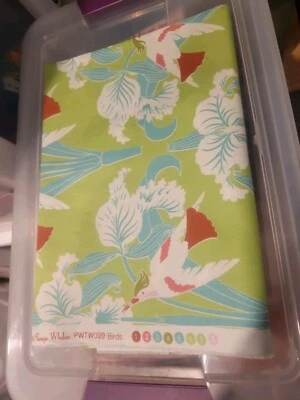 Chloe~~Pink Birds on Green~~Tanya Whelan Free Spirit 41" X 45" 1+ Yardas Foto 1 de 4