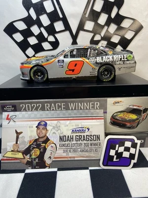 Bajo Noah Gragson Pro Shops Kansas Win autografiado Camaro diecast 24/2022 #9 1/9 Pro Shops Kansas Foto 1 de 4
