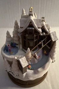 Hallmark Keepsake "Snowy Mountain Lodge" luz/sonido/movimiento 2007 sin usar, en caja, video funciona - Imagen 1 de 5