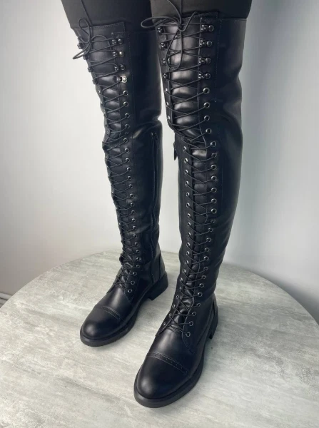 Botas con cordones hechas a mano de cuero negro sobre la rodilla para mujer zapatos altos personalizados para montar Foto 1 de 4