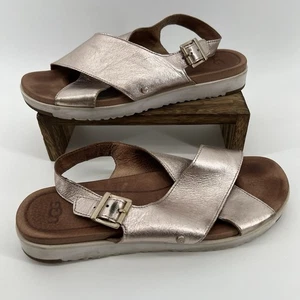 UGG Kamile Damen Sandale 9,5 Roségold Rosa Leder Komfort Freizeitschuhe Schnalle - Bild 1 von 9