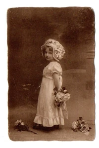 RPPC, süßes junges Mädchen mit Blumen und Haube, 1914 - Bild 1 von 2
