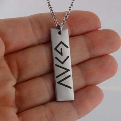 Collar de barra vertical God is Greater Than the High and Low - Acero inoxidable Foto 1 de 4