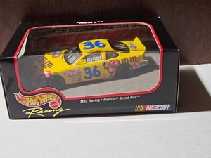 1998 Hot Wheels Racing 1:43 Ernie Irvan M&Ms Yellow - Picture 1 of 3