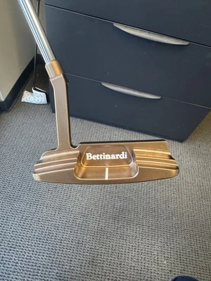 Putter Bettinardi Queen B 15 2023 35" Foto 1 de 4