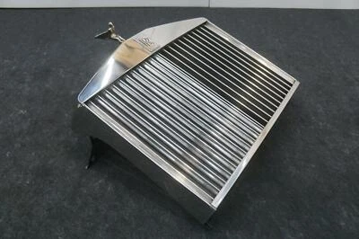 Решетка центрального радиатора переднего бампера с эмблемой от оригинального производителя Rolls Royce серебристая тень 1973 - Изображение 1 из 4