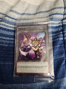 Gettone proibito Yugioh Infinite TKN5-EN006 INFO Dark Magician & Yami Yugi sigillato - Foto 1 di 1