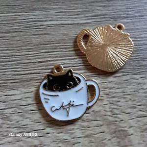 X 2 breloques petit chat dans sa tasse de café, métal environs 2 x 1.9 cm (A02) - Imagen 1 de 3