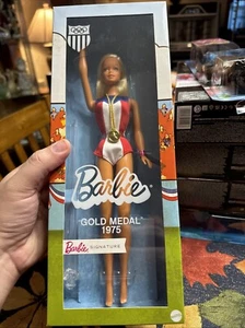 2020 Gold Medal 1975 Olympics Reproduction BARBIE w/MOD STACEY HEAD GPC77 NRFB - Picture 1 of 3