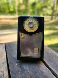 VINTAGE 1957 "EMERSON" MODEL 888 TRANSISTOR PORTABLE RADIO - Picture 1 of 13