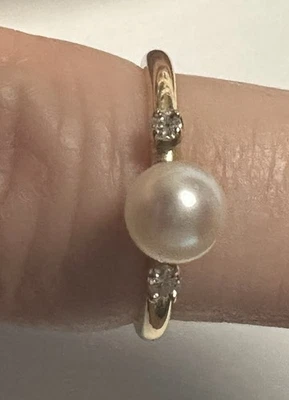 Anillo de oro amarillo de 14kt para dama con detalles de perlas y diamantes genuinos Foto 1 de 2