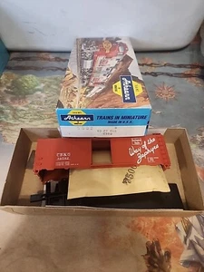 Athearn 5002 HO Scale Kit 40' Box Car Red CB&Q 32582 Burlington Blue Box NOS - Picture 1 of 3