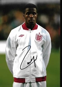 Foto autógrafa firmada a mano Wilfred Zaha 12x8 Crystal Palace certificado de autenticidad - Imagen 1 de 1