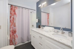 Pink Rose Petal Shower Curtains - Bild 1 von 3