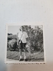 Foto instantánea vintage de los años 50 en blanco y negro de 2 1/4" x 2 1/4" hombre sosteniendo cámaras PB66 - Imagen 1 de 1