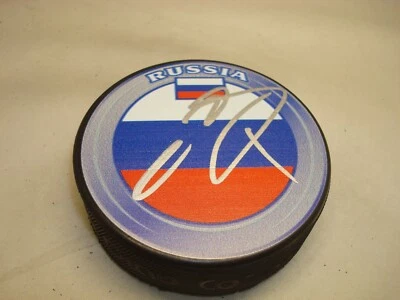 Disco de hockey autografiado por el equipo ruso firmado por Semyon Varlamov 1A Foto 1 de 2