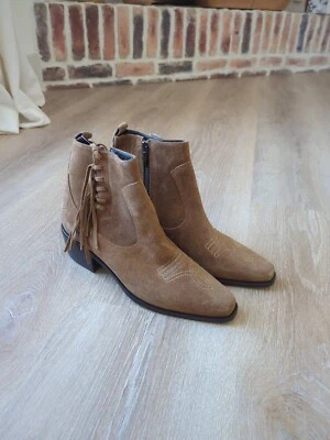 Bota Mona de gamuza para mujer Donald Pliner en silla marrón occidental talla: 9M Foto 1 de 4