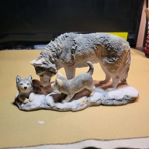 Wolf & Cubs Figure - Picture 1 of 9