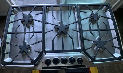 Thermador 37 дюймов газовая варочная панель из нержавеющей стали с 5 герметичными горелками — SGSX365ZS/01 - Изображение 1 из 4