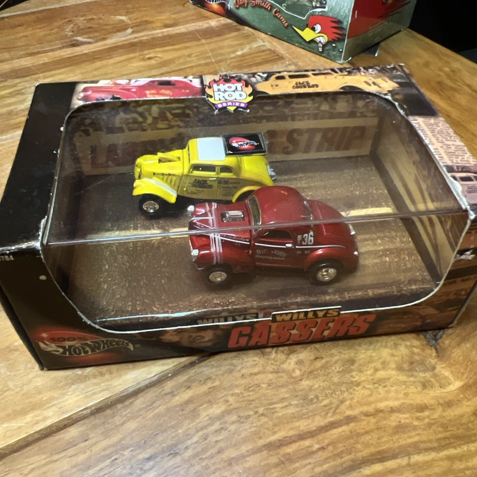 Juego de dos coches Hot Wheels 100 % Willys Gassers rojo 41 y amarillo 32 Foto 1 de 4