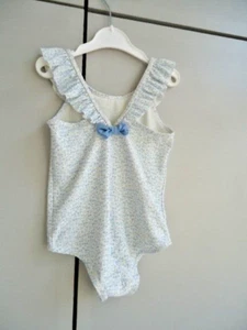 H&M Badeanzug, Gr. 86/92, weiß, hellblaue Blümchen, Schleife am Rücken - Bild 1 von 6