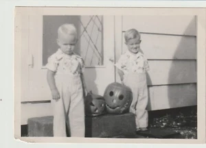VINTAGE SNAPSHOT: ADORABLE KIDS with HALLOWEEN JACK-O-LANTERNS - Picture 1 of 1