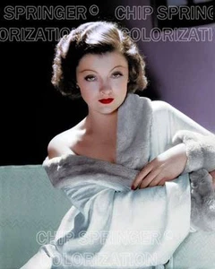 MYRNA LOY INDOSSA UN ABITO CON COLLETTO IN PELLICCIA BELLA FOTO A COLORI DI CHIP SPRINGER - Foto 1 di 1