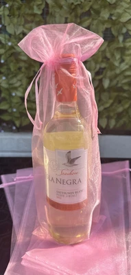 1 x PINK ORGANZA WINE BOTTLE GIFT BAG - H 35cm X W 14cm - Image 1 of 3