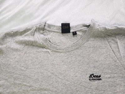 Camiseta Deus Ex Machina Bordada Logo Para Hombre Pequeña Gris Motocicleta Foto 1 de 4