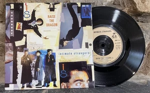 Intimate Strangers - Raise The Dragon - 7” Vinyl Single 1986 IRS Records IRM 110 - Foto 1 di 4