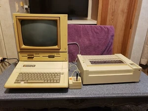 Vintage Apple IIe (2e) Computer with extras Hardware And Software 1982 US - Picture 1 of 8