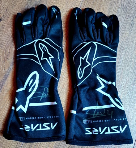F1, FORMULA 1 LANDO NORRIS signed ALPINESTARS GLOVES Cover