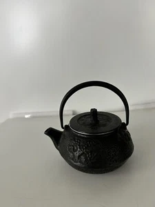 Japanische schwarze Teekanne aus Gusseisen - Bild 1 von 12
