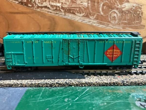 SCONOSCIUTO MAKE SCALA N FERROVIA EXPRESS AGENCY ACCIAIO LATO BOXCAR USURATO? - Foto 1 di 3