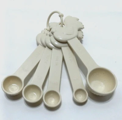 Paula Deen~Chicken~Nesting Rooster~Measuring Spoons~5 Piece Set~Plastic - Image 1 of 4