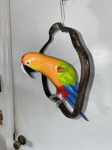 HÄNGENDER PAPAGEI AUF WEINSTOCK HAUS TERRASSE DEKOR TIKI BAR WINDSPIEL - Bild 1 von 4