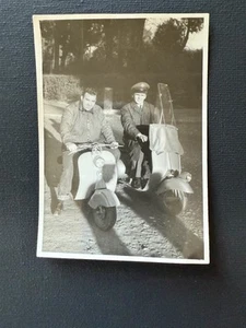 Dos policías en Vespas Motor Scooters 27 Blanco y Negro Foto 3 7/8" X 4" - Imagen 1 de 3
