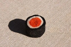 Rollo de atún de juguete de lana de fieltro hierba gatera - Imagen 1 de 2