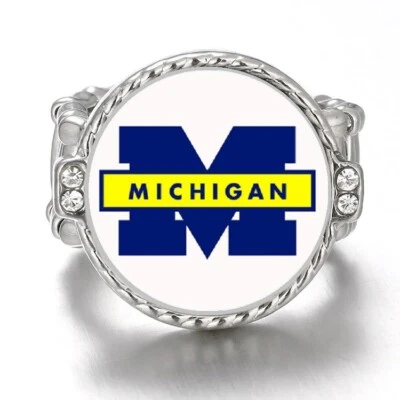 Anillo de fútbol americano Michigan Wolverines plateado para mujer con acento de cristal D12 Foto 1 de 4