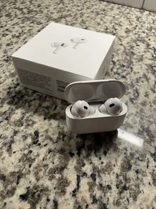 AirPods Pro 2nd Generation Good Condition. Still Works Great. - Photo 1 sur 7