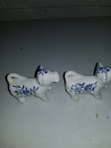 Vintage Blue/White Salt & Pepper Skaker Cow White Porcelain Ceramic - Picture 1 of 2
