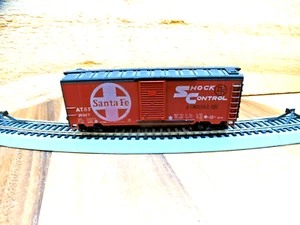 Bachmann HO Scale 40' Shock Control Santa Fe ATSF 16927 Sliding Door Box Car - Picture 1 of 6