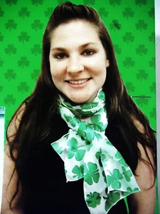 ST PATRICK'S DAY DEKORATIVER SCHAL WEISS mit GRÜNEN KLEEBLÄTTERN 60"X11"... - Bild 1 von 1