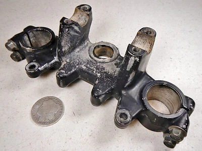 89 YAMAHA XT350 TOP STEERING STEM TRIPLE TREE CLAMP BRACKET - Imagem 1 de 4