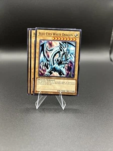 YU-GI-OH! 3x Blue Eyes White Dragon SBC2-ENB02 Common - Picture 1 of 2