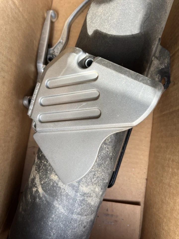 Protector de piñón delantero Drz400 OEM completo Foto 1 de 1